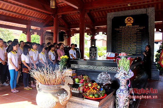 Hướng tới kỷ niệm 69 năm ngày thương binh liệt sĩ, mỗi ngày, tại khu di tích Trương Bồn có hàng chục đoàn khách, hàng trăm người dân trong và ngoài tỉnh về đây tham quan, tưởng niệm.