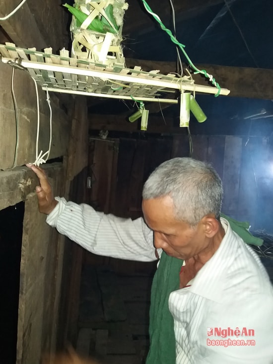 bàn thờ được đặt ngay phía trên cửa ra vào là bàn thờ tổ tiên có nhiệm vụ bảo vệ sức khỏe, trừ tà ma cho tất cả các thàng viên trong gia đình. Theo quan niệm của người Khơ Mú, nếu đã lập bàn thờ này thì bắt buộc phải diết 1 con trâu để cúng.