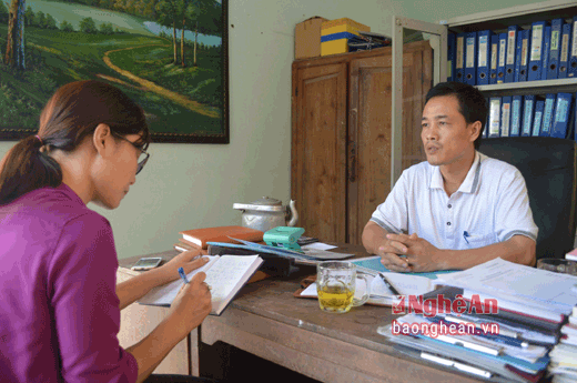 Phó Giám đốc Công ty CP Thủy sản Nghệ An Nguyễn Đình Thông trao đổi về việc đăng ký thương hiệu Tương Nam Đàn với PV Báo Nghệ An.