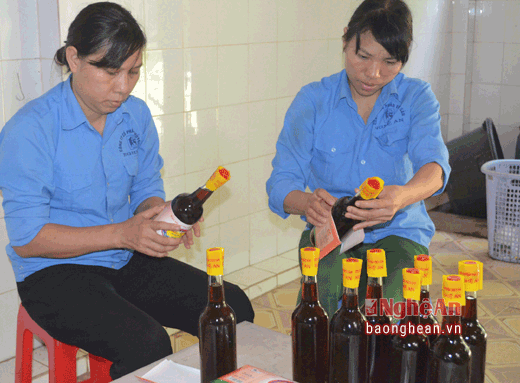 Công nhân Công ty CP Thủy sản Nghệ An vào nhãn sản phẩm Nước mắm Cửa Hội.