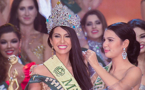 Người đẹp Angelia Ong của Philippines được xướng tên ở ngôi vị cao nhất. Cô vượt qua 85 thí sinh để nhận vương miện từ Hoa hậu Trái đất 2014, Jamie Herrell (phải).