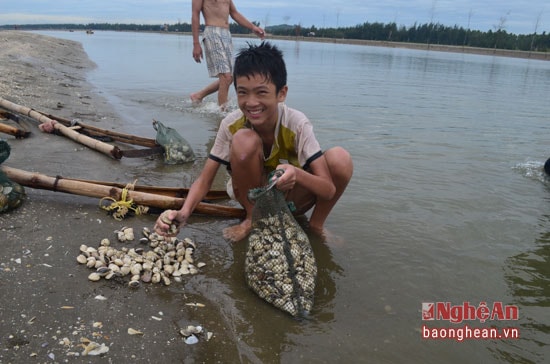 Nhiều em còn biết kiếm thêm tiền từ lao động như cào ngao...