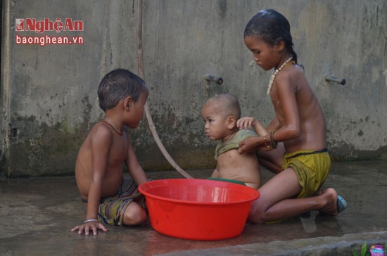 Các em bé Đan Lai này tự chăm sóc lẫn nhau khi cha mẹ đi rẫy.