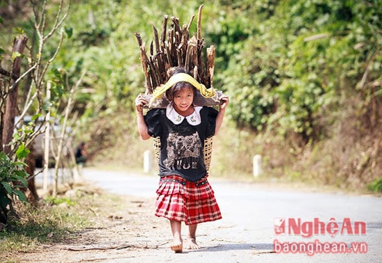 Có những em bé với địu củi trĩu nặng trên lưng.