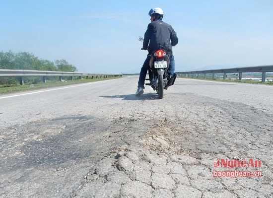 Nhiều vết rạn, nút xuất hiện trên đường ven Sông Lam, ảnh minh họa, Thanh Tâm