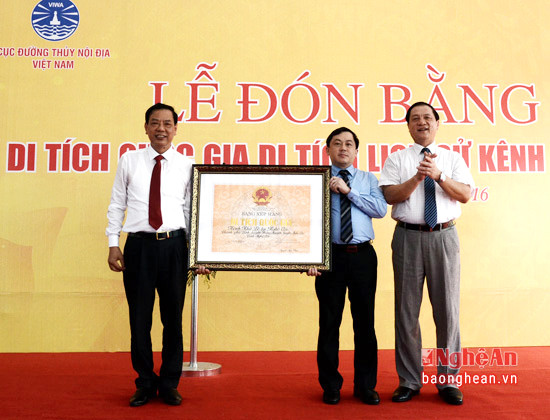 Đón nhận bằng Di tích lịch sử quốc gia kênh Nhà Lê tại Nghệ An.