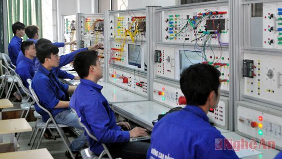 Giờ học của lớp điện ở Trường Cao đẳng Kỹ thuật Công nghiệp Việt Nam - Hàn Quốc.