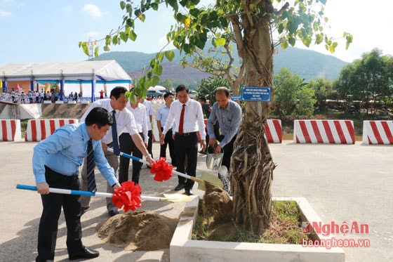 Trồng cây lưu niệm tại Khu di tích quốc gia Kênh Nhà Lê