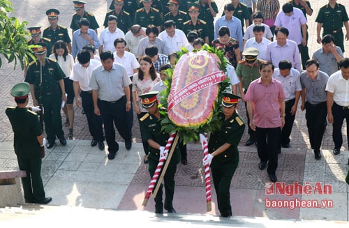 Đồng chí Võ Viết Thanh, Ủy viên BTV Tỉnh ủy, Bí thư thành ủy Vinh cùng đoàn lãnh đạo thành phố dâng hoa, dâng hương tại nghĩa trang liệt sỹ.