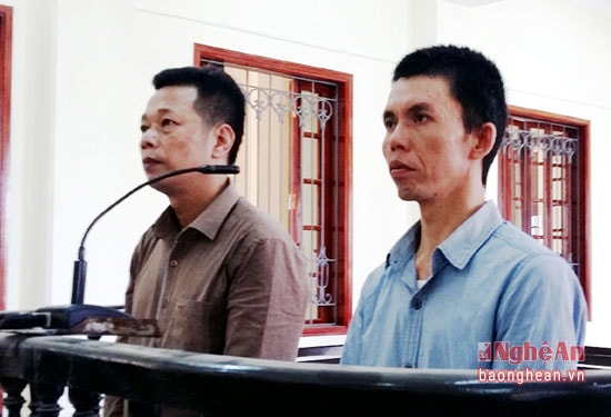 Nguyễn Ngọc Dương (bên trái) và Nguyễn Đình Vân tại phiên tòa