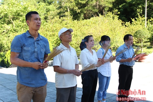 Đoàn cán bộ, nhân viên Báo Nghệ An dâng hương tưởng nhớ các anh hùng, liệt sỹ tại Nghĩa trang Nhà tù Sơn La.