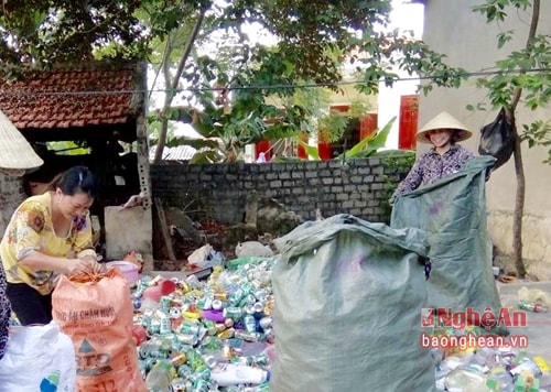 Phụ nữ Quỳnh Vinh thu gom phế liệu bán gây quỹ ủng hộ hội viên nghèo. 