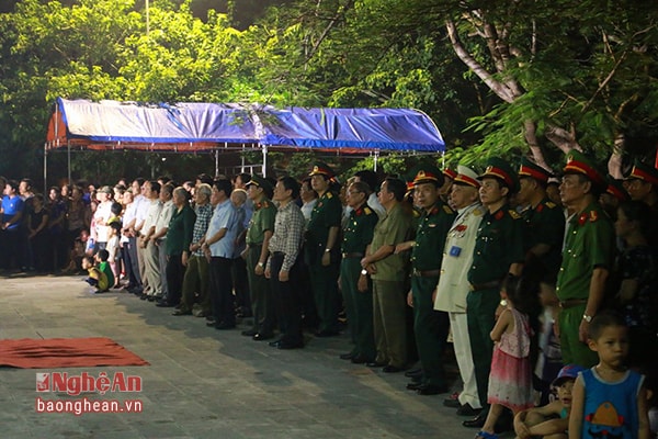 Từ nhiều ngày nay có hàng ngàn lươt người đến thắp hương, thể hiện lòng ngưỡng mộ, tri ân các anh hùng liệt sỹ đang yên nghỉ tại Nghĩa trang Quốc gia Việt - Lào