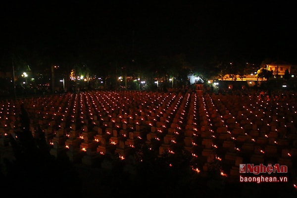 Đã thành thông lệ, hàng năm cứ đến tháng Bảy, kỷ niệm ngày Thương binh liệt sỹ tỉnh Nghệ An, huyện Anh Sơn và đông đảo người dnâ lại tổ chức lễ đốt nến tri ân các anh hùng liệt sỹ tại Nghĩa trang Quốc gia Việt - Lào. Đã có hơn 10.000 ngọn nến thắp trên các phần mộ liệt sỹ. 