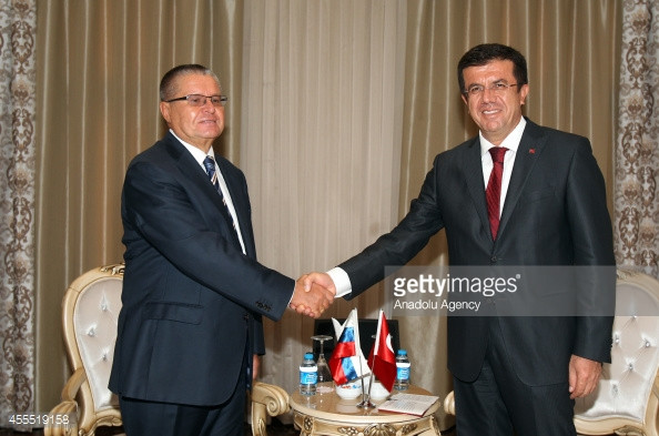 trưởng Kinh tế Nga Alexei Ulyukayev (bên trái) đã có cuộc họp với người đồng cấp của Thổ Nhĩ Kỳ Nihat Zeybekci để nối lại quan hệ giữa 2 nước. Ảnh: Getty Images. 