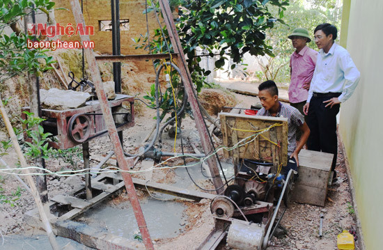 Ông Nguyễn Văn Đoàn thợ khoan giếng cho biết, suốt gần 1 tháng nay, nhóm thợ của ông đã khoan được 6 cái giếng cho người dân xã Hùng Thành, mỗi giếng khoan chủ hộ phải trả 4 triệu đồng tiền công.