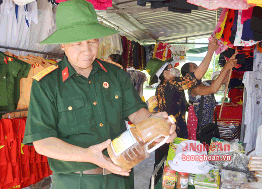 Nhiều khách du lịch hành hương về Quê Bác quan tâm tới sản phẩm Tương Nam Đàn.