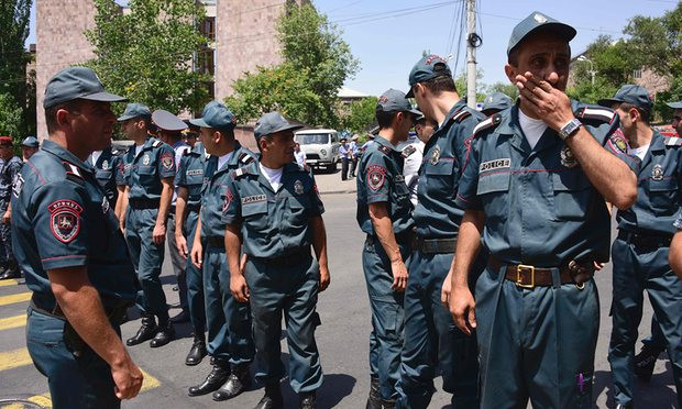 : Cảnh sát chốt chặn các tuyến đường xung quanh một trạm cảnh sát bị một nhóm có vũ trang chiếm giữ tại Yerevan hôm 17/7 vừa qua. Ảnh: AFP