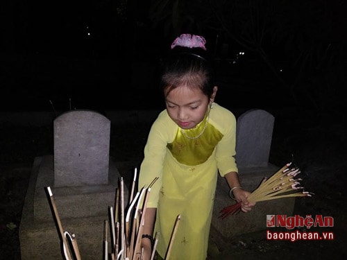 Thiếu nhi huyện Anh Sơn thắp hương tri ân các anh hùng liệt sỹ.
