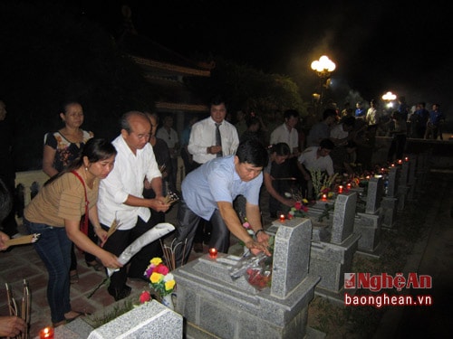 Lãnh đạo huyện vả các ban, ngành, đoàn thể huyện Quỳ Châu thắp hương lên mộ phần các liệt sỹ.