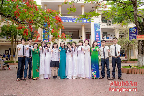 Nguyễn Văn Cảnh (thứ 2 từ phải sang) chụp ảnh kỷ niệm cùng lớp học.