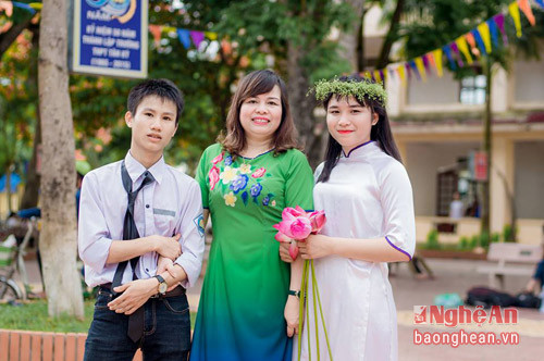 Nguyễn Văn Cảnh chụp ảnh cùng cô giáo dạy Văn và bạn học.
