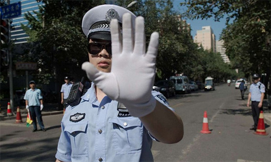 Cảnh sát Trung Quốc tại một điểm giao thông ở Bắc Kinh. Ảnh: AFP