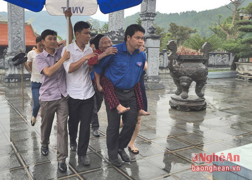 Ngày 27/7 năm 2016 này mẹ Nguyễn Thị Khánh lại đến thắp hương tưởng nhớ liệt sỹ Nguyễn Thị Hoài. mẹ được các đoàn viên thanh niên Huyện đoàn Hưng Nguyên đưa đón.
