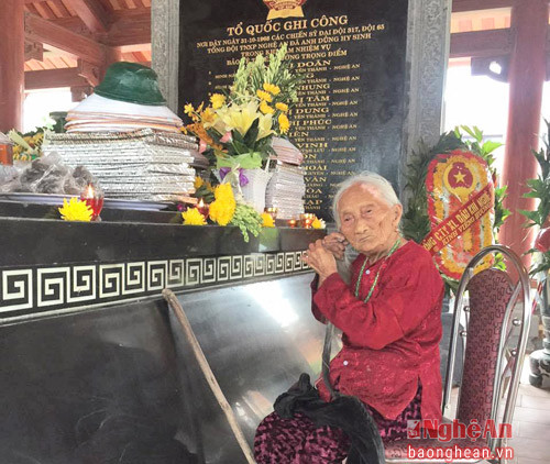 Ngồi chải tóc bên mộ con, mẹ Khánh nói rằng ngày xưa liệt sỹ Nguyễn Thị Hoài rất thích nhìn mẹ chải tóc. Vì vậy mẹ muốn con gái vui, muốn được sống một phút giây như ngày con gái còn bên mình.