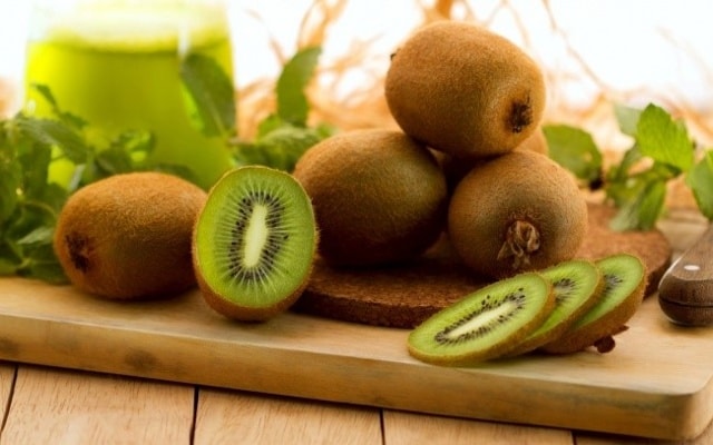 Kiwi là một trong những loại trái cây rất tốt cho những người muốn giảm cân. Chúng chứa nhiều vitamin, khoáng chất, đặc biệt rất ít calo, giúp giảm bớt cảm giác nặng nề trong dạ dày, đồng thời cân bằng lượng nước muối trong cơ thể.