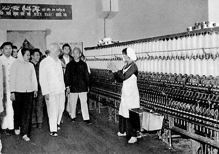 Bác Hồ thăm công nhân ngành dệt..
