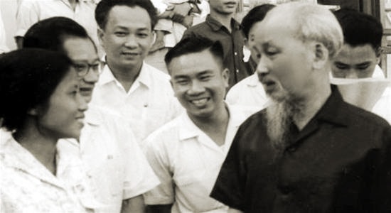 Bác Hồ thăm gia đình công nhân nhà máy Cao su Sao Vàng.