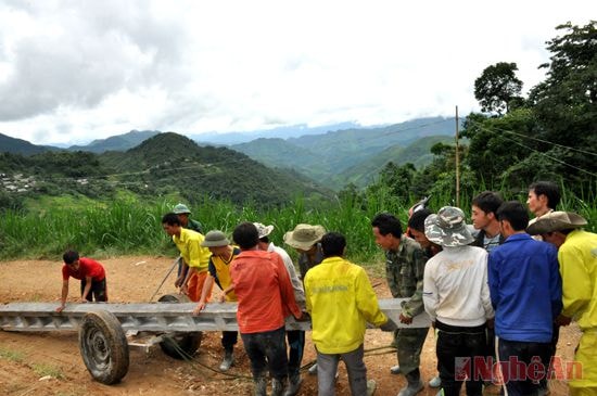 Công nhân ngành điện cùng dân bản ở xã Mường Lống, Kỳ Sơn lắp đặt cột điện ( ảnh minh họa)