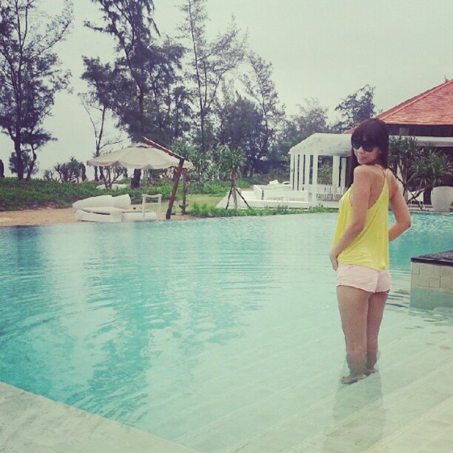 my nhan viet mac quan ngan nhu noi y di choi gay soc hinh anh 3