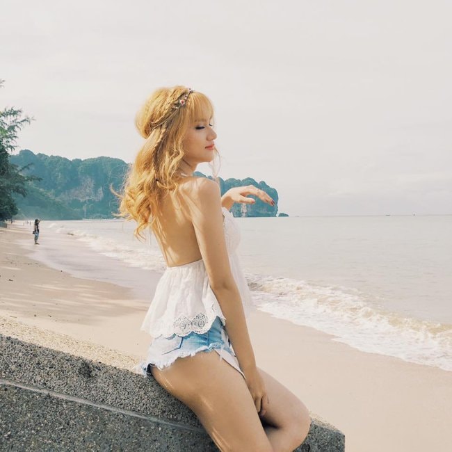 Mỹ nhân Việt mặc quần ngắn như nội y đi chơi gây sốc hình ảnh 9 Hương Giang Idol mới đây cũng xuất hiện táo bạo trên một bãi biển khi cô đi du lịch. Sau nhiều năm chuyển giới thành công, người đẹp được nhận xét trông ngày càng nữ tính và gợi cảm hơn.
