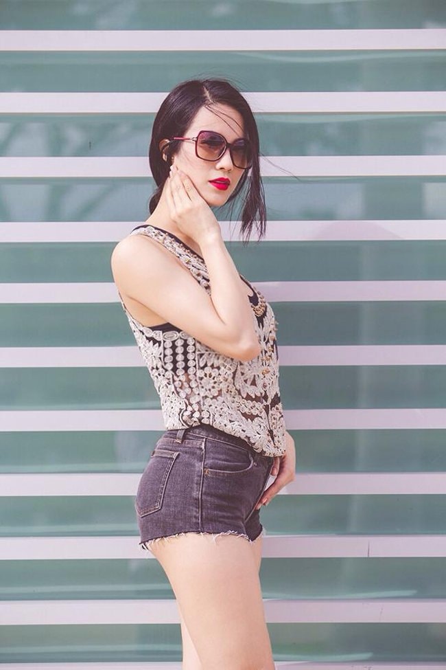 Mỹ nhân Việt mặc quần ngắn như nội y đi chơi gây sốc hình ảnh 10 Diệp Lâm Anh là một trong những chân dài “nghiện” quần short jeans trong làng giải trí. Quán quân