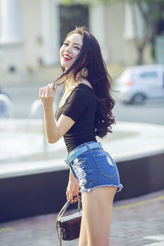 Mỹ nhân Việt mặc quần ngắn như nội y đi chơi gây sốc hình ảnh 14 Vũ Hoàng Điệp là cái tên gây nhiều tranh cãi khi xuất hiện với phong cách gợi cảm.