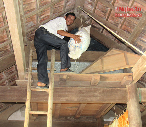 90% hộ dân ở Hưng Nhân làm nhà gỗ có  gác chạn để  cất giữ lương thực và là nơi trú ngụ của gia đình khi nước lũ dâng cao. 
