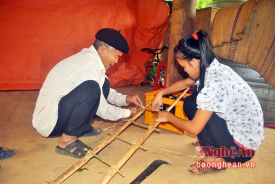 Một chiếc cầu thang đặc biệt được làm riêng cho bé. Những bậc thang được làm từ cây dâu để ngăn tà ma