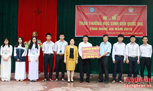 Trao phần thưởng cho những học sinh Trường THPT Chuyên Phan Bội Châu đạt giải Nhất kỳ thi học sinh giỏi quốc gia năm 2016.
