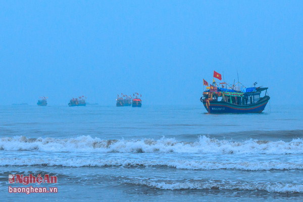 Đoàn tàu trở về sau chuyến xa bờ dài ngày.