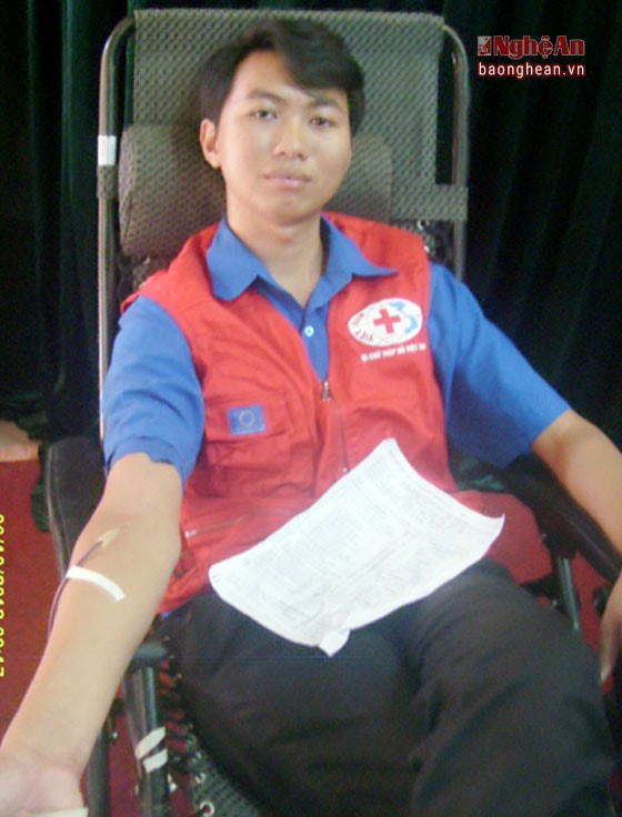 Nguyễn Đức Lộc trong một lần tham gia hiến máu.