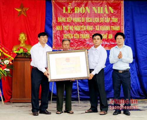 Đại diện Sở VHTT&DL tỉnh Nghệ An trao bằng công nhận di tích lịch sử cấp tỉnh cho lãnh đạo huyện Yên Thành, xã Khánh Thành và hội đồng gia tộc họ Nguyễn Như xã Khánh Thành.