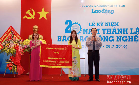 Đồng chí Lê Minh Thông tặng bức trướng của UBND tỉnh cho tập thể Báo Lao động Nghệ An