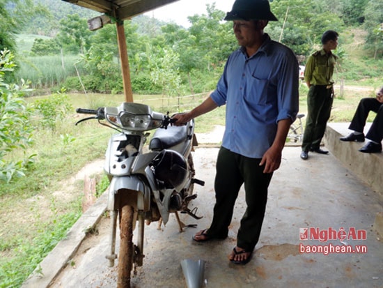 Chiếc xe của ông Thành bị đập nát đầu.