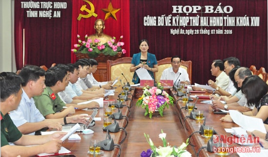Đồng chí Cao Thị Hiền - Ủy viên Ban Thường vụ Tỉnh ủy, Phó Chủ tịch HĐND tỉnh chủ trì hội nghị