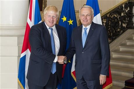Ông Boris Johnson (trái) đã có chuyến thăm chính thức đầu tiên tới Pháp trên cương vị Bộ trưởng Ngoại giao Anh vào ngày 28/7 và gặp gỡ người đồng cấp Jean-Marc Ayrault. Ảnh: AP