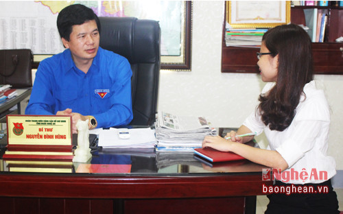 Đồng chí Nguyễn Đình Hùng - Bí thư Tỉnh đoàn trao đổi với phóng viên Báo Nghệ An. 