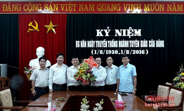 Lãnh đạo huyện Anh Sơn chúc mừng Ban Tuyên giáo Tỉnh ủy.