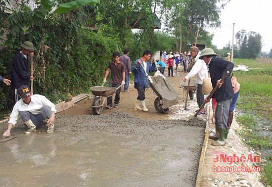 Làm đường giao thông nông thôn mới ở xã Nghi Trung (Nghi Lộc).